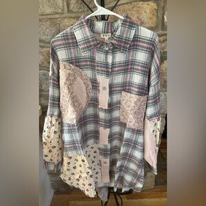 (NWOT) POL Boho Patchwork Plaid Floral Button-Up Shirt Large Peace Sign Back